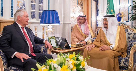 بالصور.. العاهل السعودى يبحث مع وزير خارجية أمريكا سبل مكافحة الإرهاب