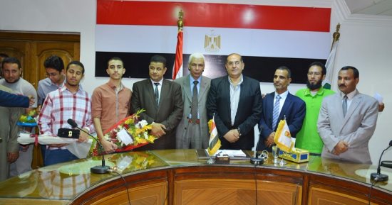 بالصور.. محافظ سوهاج يستقبل أوائل الثانوية العامة لتهنئتهم