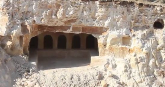 "الآثار" الأردنية تعثر على مدفن أثرى فى بلدة "بيت رأس" بإربد شمال المملكة