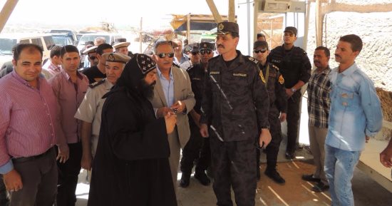 بالصور.. مدير أمن سوهاج يتفقد خدمات تأمين احتفالات مولد الأنبا شنودة