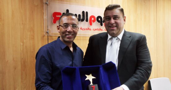 بالصور..اليوم السابع يكرم الإعلامى معتز الدمرداش ويهديه درع الجريدة