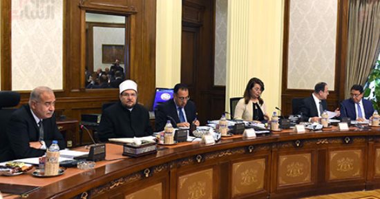 بالصور.. الحكومة تقف دقيقة حدادا على أرواح شهداء الوطن   