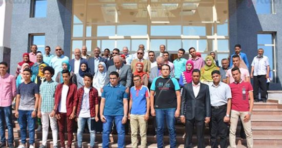 بالصور.. محافظ الوادى الجديد يستقبل أوائل الثانوية العامة بالمحافظة ويهنئهم