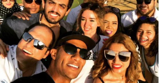 محمد رمضان مع نجوم مسرحيته فى الساحل الشمالى ويعلق: الصحبة الحلوة
