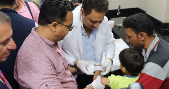 بالصور.. وزير الصحة يجرى كشفا طبيا على طفل مصاب بكسر بذراعه فى كفر الشيخ  