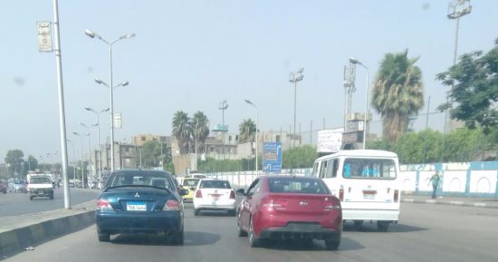 انتظام حركة السيارات بعد رفع حطام حادث تصادم بمحور صلاح سالم