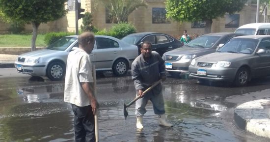 بالصور ...زحام مرورى بسبب كسر ماسورة مياه بمحور صلاح سالم