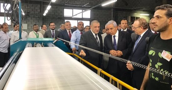 وزير الصناعة يفتتح مصنعين للأقمشة فى بنى سويف باستثمارات 200 مليون جنيه