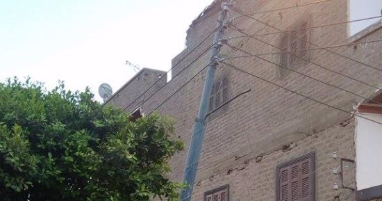 بالصورة .. أهالى قرية كوم العرب يستغيثون من عامود كهرباء مائل يهدد المواطنين