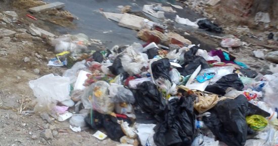 بالصور.. تراكم القمامة وطفح لمياه الصرف الصحى يثير غضب الأهالى بكعبيش