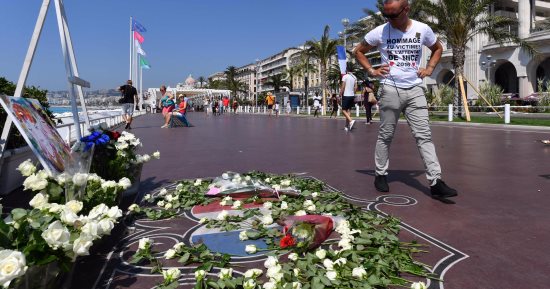بالصور.. وقفة تأبينية على روح ضحايا أحداث نيس بفرنسا