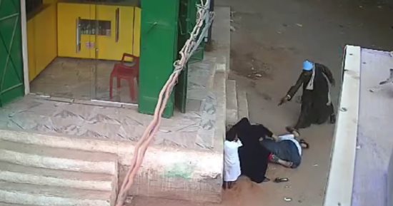 كاميرا مراقبة تكشف قتل أب لابنه بسلاح نارى وسط الشارع فى منفلوط بأسيوط