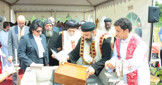 الأسقف العام لشئون إفريقيا يضع حجر أساس أول كنيسة قبطية في أوغندا