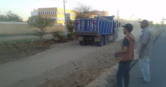 بالصور.. استكمال مشروع رصف مدخل مدينة موط بالداخلة بتكلفة 11 مليون جنيه