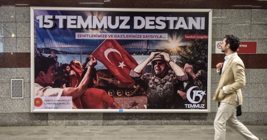  بالصور.. أردوغان يهين الجيش التركى بملصقات مسيئة للجنود فى شوارع تركيا