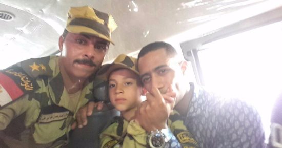 محمد رمضان يقبل يد حمزة نجل الشهيد أحمد منسى