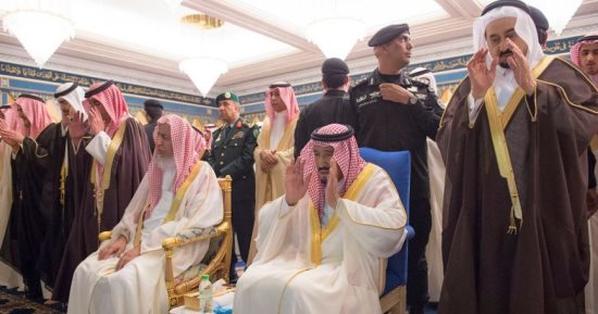 بالصور.. الملك سلمان يؤدى صلاة الجنازة على الأمير عبدالرحمن بن عبدالعزيز