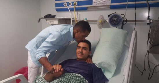 محمد رمضان ينشر صورة زيارته أحد مصابى الإرهاب بسيناء: اللهم احفظ أبطالنا