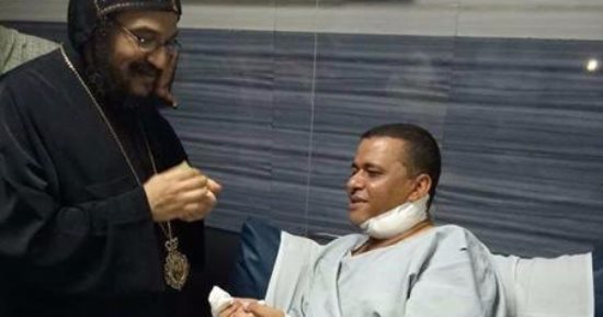 مساعد البابا تواضروس يزور حارس كنيسة القديسين للاطمئنان عليه