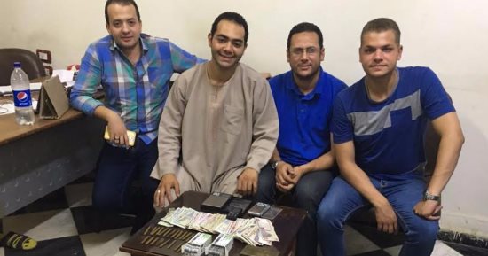 ضابط يتنكر فى جلباب صعيدى ويضبط تاجر مخدرات وخمور بقرية الصوامعة بسوهاج