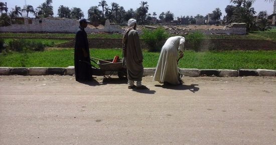 بالصور .. محافظ سوهاج : رفع المخلفات والقمامة بشوارع مدينة طهطا