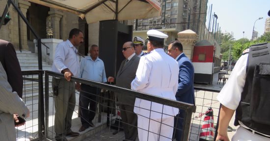 بالصور.. مدير أمن القاهرة يفاجئ قوات تأمين الكنائس ويشدد على اليقظة