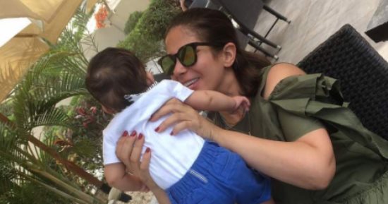شاهد.. منى زكى تنشر صورة على "انستجرام" أثناء مداعبة نجلها يونس