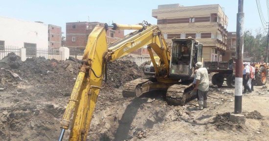 الانتهاء من أعمال تغطية مصرف أمام الوحدة الصحية بقرية السلام بدمياط