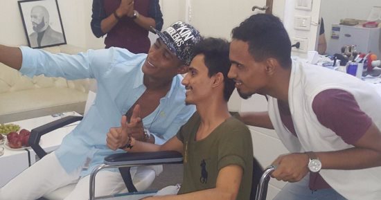 محمد رمضان يلتقط سيلفى مع شاب يمنى على كرسى متحرك