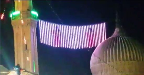 فيديو لشاشة عرض لـ"راقصات" فوق إحدى المآذن يثير غضب مواقع التواصل