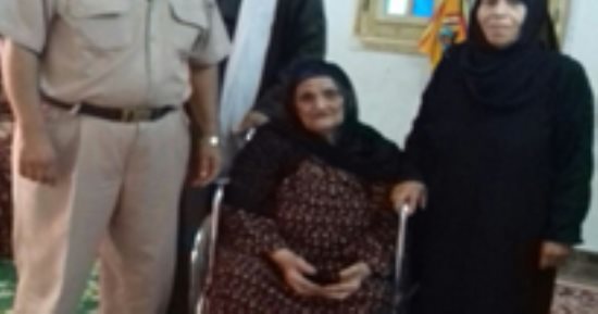 بالصور.. وزير الداخلية يستجيب لالتماس مسنة ببنى سويف ويهديها "كرسى متحرك"