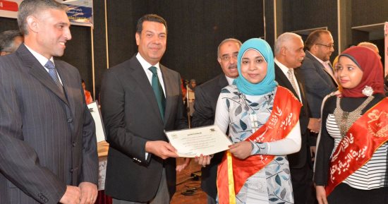 بالصور.. محافظ أسيوط يكرم جميع أوائل الشهادات التعليمية المختلفة 