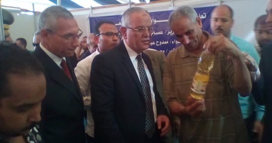 بالصور.. محافظ المنيا ومدير الأمن يفتتحان معرض محاربة الغلاء