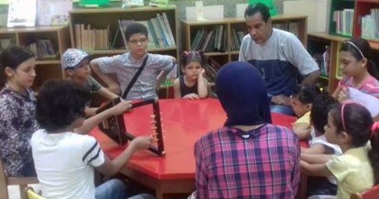 بالصور.. فنان سمسمية بالإسماعيلية يعلم الأطفال العزف على الآلة مجانا