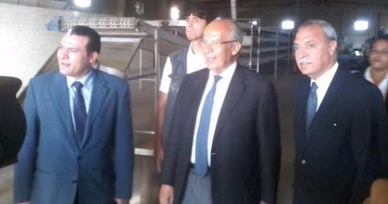 وزير التنمية المحلية يتفقد مصنع الوجبات الغذائة لطلاب المدارس بقنا