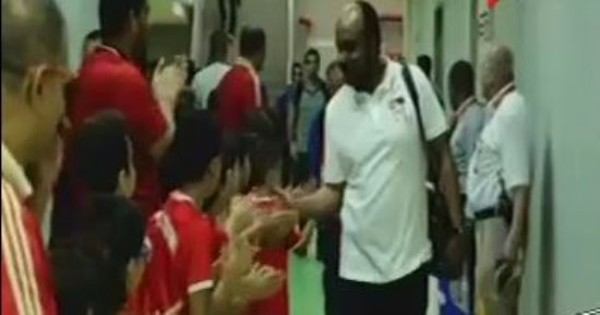 بالفيديو.. ناشئو الأهلى يستقبلون لاعبى الزمالك بالتحية بعد دخول "برج العرب"