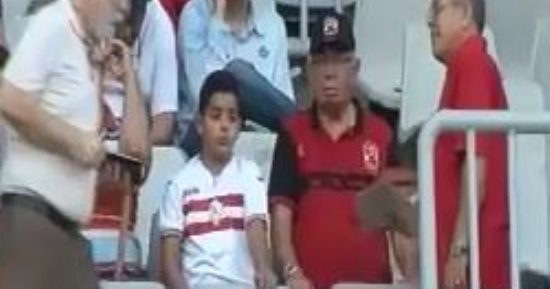 بالفيديو.. مشجع أهلاوى بجوار زملكاوى فى مدرجات برج العرب 
