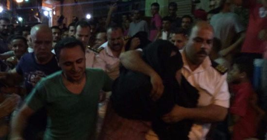 بالصور.. أهالى حلوان يلقنون خاطفى الأطفال "علقة موت" ويسلموهما للشرطة