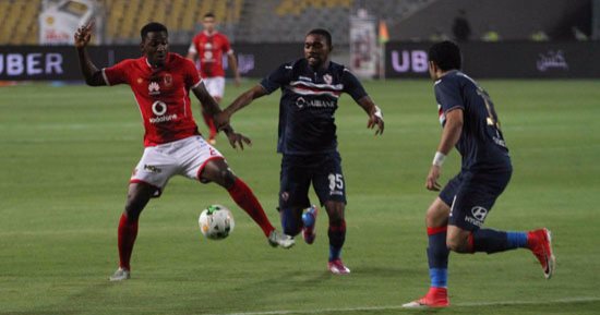 بالفيديو والصور .. باولو يتقمص دور مدافع الأهلي أمام الزمالك