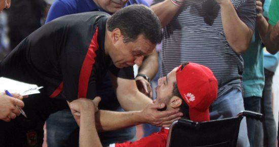 بالفيديو والصور.. البدرى يبكى مع مشجع من ذوى الاحتياجات طالبه بلقب أفريقيا