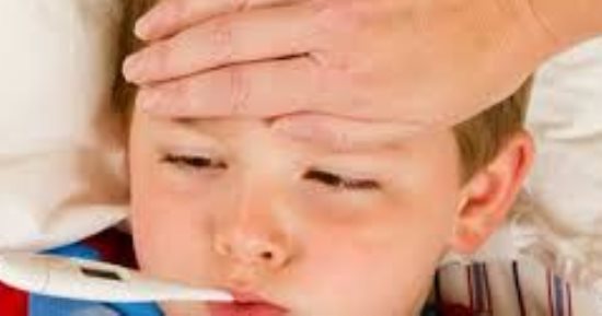 حتى لا يصاب بالتشنجات.. لو ابنك حرارته عالية استشيرى طبيبك فورا