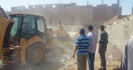 بالصور ..محافظ سوهاج: وضع أساس طريق قرية الدويرات الجديد بالمنشأة