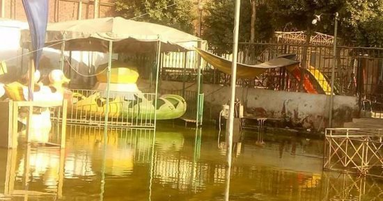 بالصور.. مياه الصرف الصحى تغرق مركز شباب قرية المنطى بالقليوبية