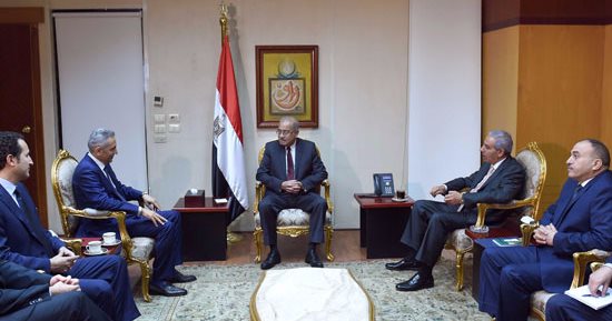 وزير الصناعة المغربى يغادر القاهرة بعد لقاء رئيس الوزراء