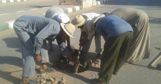 بالصور.. إصلاح أعطال فى خطوط وشبكات الصرف بالداخلة بالوادى الجديد