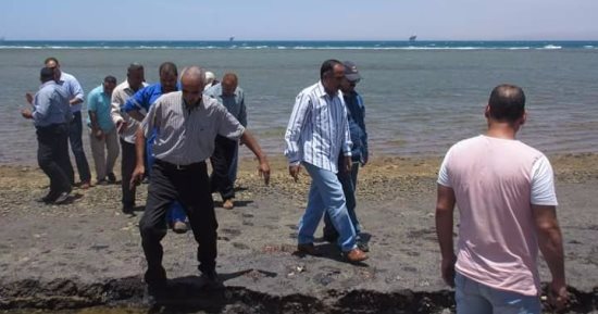 لجنة لمعاينة شواطئ غارب قبل البدء فى إزالة التلوث البترولى منها