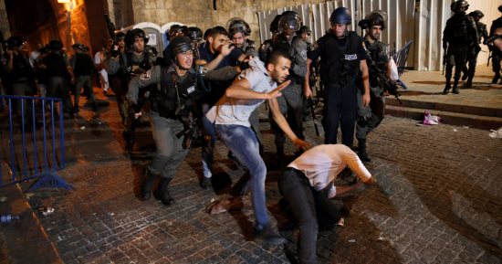 بالصور.. إصابة نحو 70 شخصا فى صفوف المعتصمين بباب الأسباط بالقدس