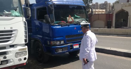 بالصور.. مرور القاهرة ينشر خدماته بمحيط سيارة وقود معطلة قرب كوبرى الفنجرى