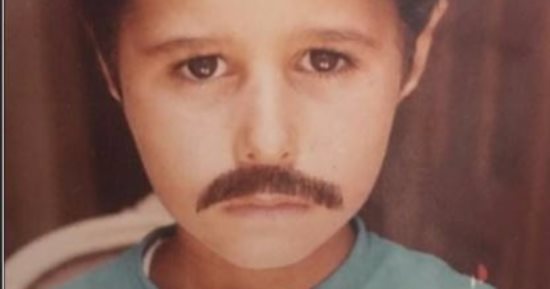 أحمد السعدنى بشنب وسيجارة فى طفولته.. ويعلق: مين ماتولدش برىء