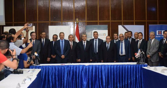 بالصور.. بدء مراسم توقيع عقود تطوير شبكات النقل وتوزيع الكهرباء 
